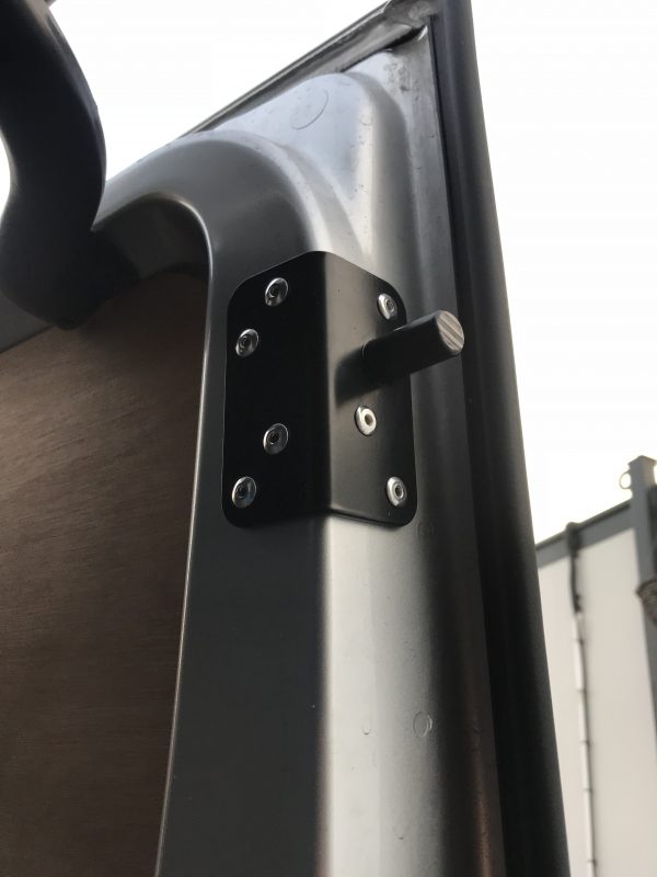 Side load door keeper